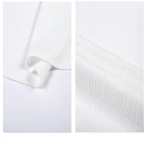 Close-up van witte herenoverhemdstof met verticale zeegolfvormige kreukelstructuur