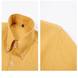 Detailopname van geel seersucker shirt met korte mouwen, focus op kraag en schouder