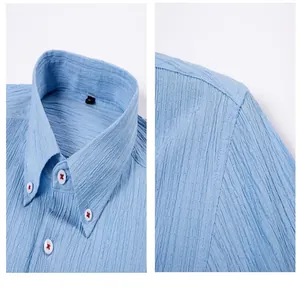 Detailopname van lichtblauw herenoverhemd met seersucker golftextuur en button-down kraag