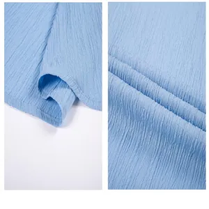 Detailopname van de lichtblauwe seersucker-stoftextuur voor een zomers herenoverhemd