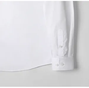 Détail rapproché du poignet d'une chemise de bureau blanche à manches longues