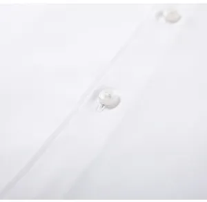 Détail en gros plan montrant les boutons blancs et le tissu texturé d'une chemise homme