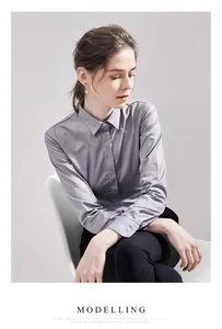 Détail de la chemise grise en fibre de bambou à manches longues pour les professionnelles