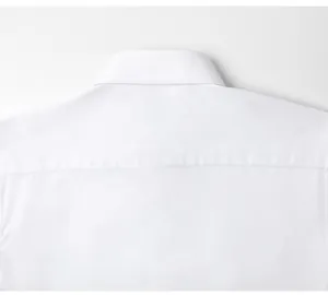Détail macro du col et de l'empiècement arrière d'une chemise de bureau blanche impeccable