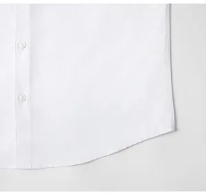 Vue rapprochée montrant la texture du tissu et les boutons d'une chemise business blanche