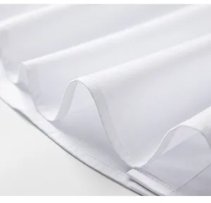 Vue macro détaillée montrant les coutures de haute qualité et la texture du tissu blanc