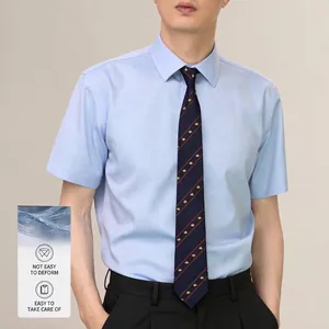 Détail d'une chemise business bleu clair infroissable pour hommes avec cravate
