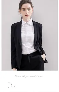Gros plan d'une chemise professionnelle blanche à manches longues en fibre de bambou