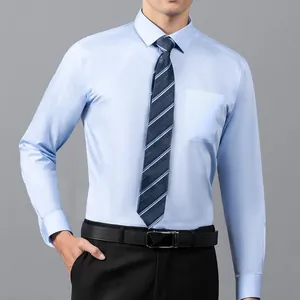 Vue détaillée d'une chemise habillée bleue claire sans repassage avec cravate rayée