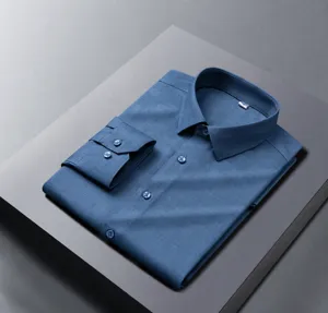 Détail d'une chemise homme à manches longues en mélange laine et modal bleu