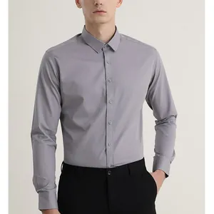 Détail d'une chemise de travail grise à manches longues et sans repassage pour hommes.
