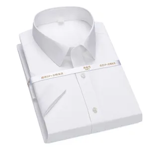 Vue détaillée d'une chemise de ville blanche en coton sans repassage pliée avec ruban