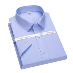 Vue détaillée d'une chemise bleue claire pliée en coton 140 fils sans repassage