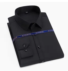 Detalle de una camisa negra de manga larga de fibra de bambú doblada con acabado sin plancha