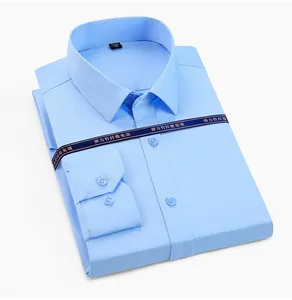 Detalle de camisa de manga larga de fibra de bambú azul claro que no necesita plancha