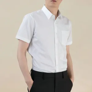 Vue détaillée d'une chemise boutonnée blanche à manches courtes pour hommes avec poche de poitrine