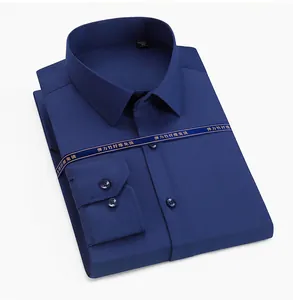Vista detallada de una camisa de manga larga de fibra de bambú azul marino doblada