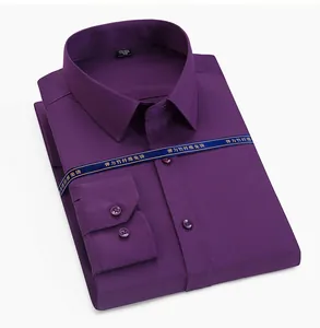 Detalle de una camisa de manga larga de fibra de bambú morada doblada para hombre