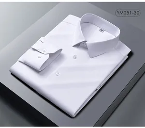 Chemise habillée blanche à manches longues pour homme pliée sur fond gris