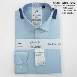 Gros plan d'une chemise pour homme bleu clair en mélange de soie, tissu anti-plis.
