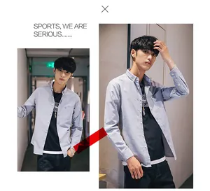 Model draagt een lichtblauw Japans retro casual overhemd over een zwart T-shirt.
