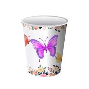 Vue détaillée d'un papillon violet et d'un motif floral sur un gobelet en papier blanc