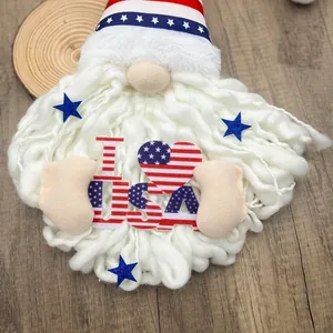 Dettaglio dello gnomo patriottico da parete con scritta I love USA per il 4 luglio