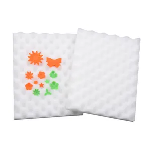 Detail van twee witte gegolfde schuimmatten voor het drogen van suikerbloemen voor taarten