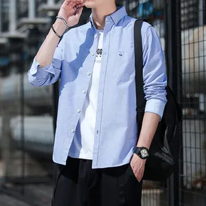 Lichtblauw heren Oxford overhemd met lange mouwen, casual retro stijl in een urban fit.