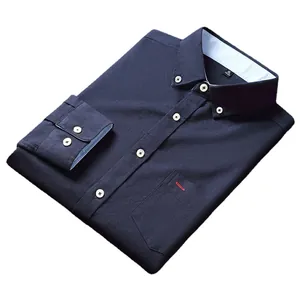 Klassiek donkerblauw herenoverhemd met lange mouwen van katoen met button-down kraag
