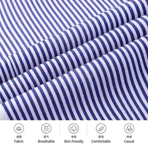 Gros plan sur un tissu de chemise à rayures verticales bleues et blanches douces