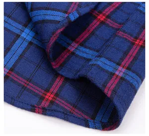 Gros plan de la texture du tissu en coton brossé à carreaux bleus avec couture