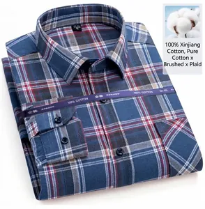 Dettaglio di una camicia casual a maniche lunghe in cotone spazzolato a quadri blu