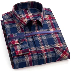 Primo piano di una camicia da uomo in cotone spazzolato a quadri piegata