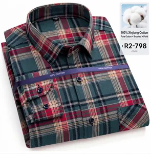 Primo piano di una camicia scozzese in cotone spazzolato verde e rosso di stile