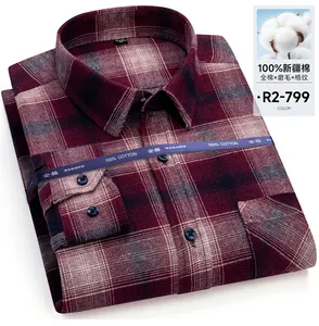 Dettaglio di una camicia a maniche lunghe da uomo a quadri rossi e blu in morbido cotone spazzolato.