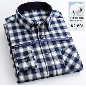 Vista dettagliata della camicia da uomo in cotone spazzolato a quadri blu e bianchi