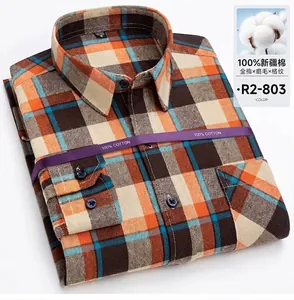 Dettaglio della trama del tessuto scozzese spazzolato su una camicia di cotone da uomo