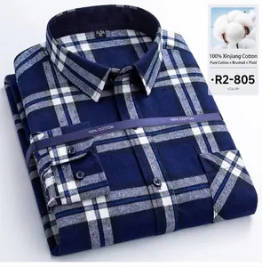 Dettaglio di una camicia scozzese da uomo in cotone spazzolato blu e bianco