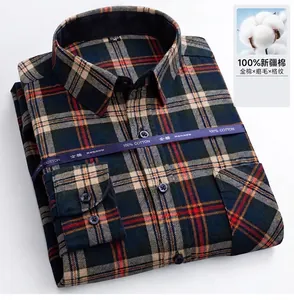 Dettaglio di camicia a quadri da uomo piegata con morbida trama in flanella e fascia