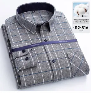 Dettaglio di una camicia casual da uomo in cotone spazzolato a scacchi grigi con colletto blu.