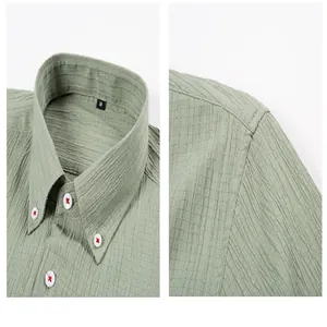 Nahaufnahme eines grünen Herrenhemds mit Seewellenstreifen und Button-Down-Kragen