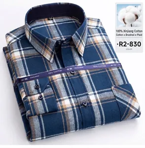 Dettaglio di una camicia di flanella di cotone spazzolato a quadri blu e marrone da uomo