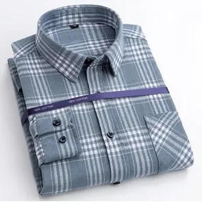 Primo piano dettagliato di una camicia scozzese grigia da uomo in cotone spazzolato