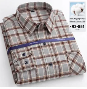 Primo piano di camicia scozzese grigia da uomo piegata in 100% cotone spazzolato