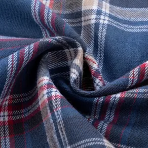 Dettaglio del tessuto a quadri spazzolato al 100% in cotone per camicia casual da uomo