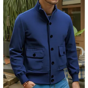Détail de la veste rétro en daim bleu pour homme avec col en tricot côtelé