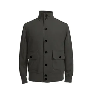 Vue détaillée d'une veste vintage en daim pour homme avec col montant et grandes poches