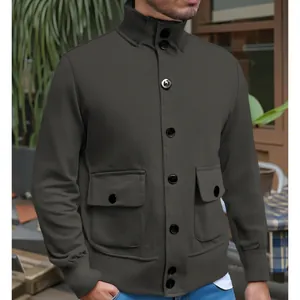 Vue détaillée d'une veste vintage pour homme en daim avec col montant et multi-poches