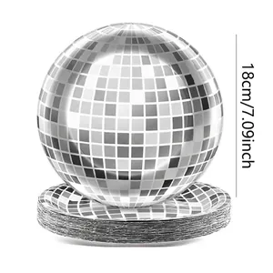 Gros plan d'assiettes en papier jetables de 18 cm à motif boule disco argentée pour fêtes